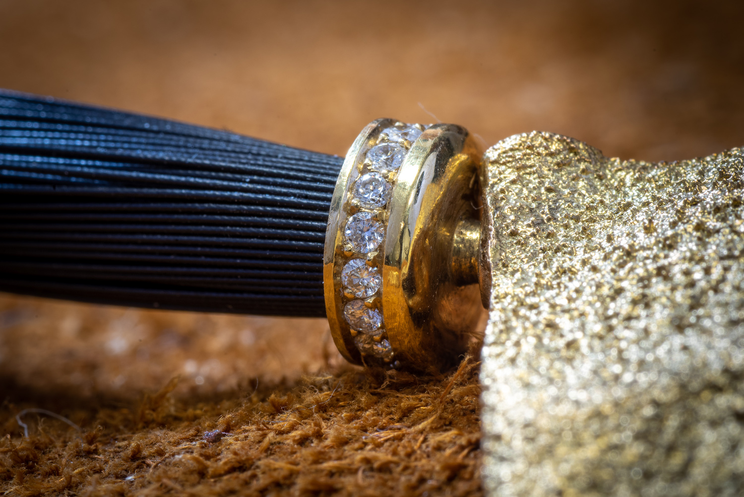 Detail einer Goldschmiedearbeit mit gefassten Brillanten